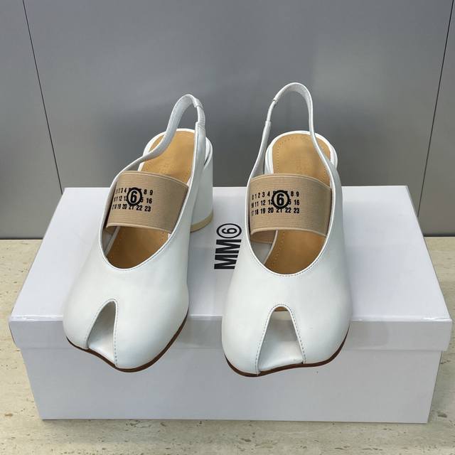 工厂p价p Maison Margiela 马吉拉 2026早春新款平底果冻色女鞋 Mm6字母Logo拼色粗跟鱼嘴露趾后空凉鞋 材质：鞋面进口小牛皮+水染牛皮内