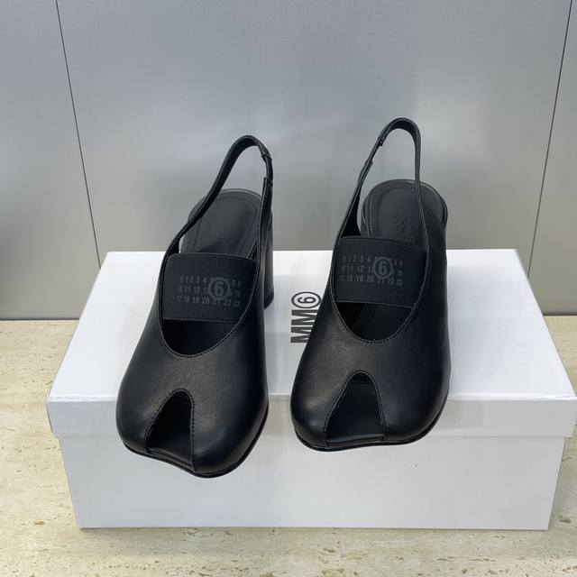 工厂p价p Maison Margiela 马吉拉 2026早春新款平底果冻色女鞋 Mm6字母Logo拼色粗跟鱼嘴露趾后空凉鞋 材质：鞋面进口小牛皮+水染牛皮内