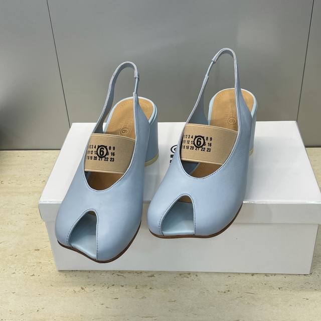 工厂p价p Maison Margiela 马吉拉 2026早春新款平底果冻色女鞋 Mm6字母Logo拼色粗跟鱼嘴露趾后空凉鞋 材质：鞋面进口小牛皮+水染牛皮内