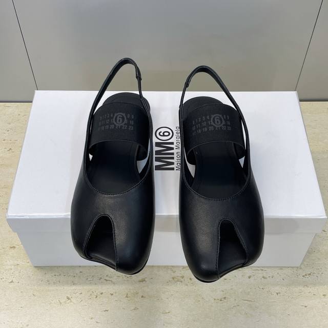 工厂p价p Maison Margiela 马吉拉 2026早春新款平底果冻色女鞋 Mm6字母Logo拼色粗跟鱼嘴露趾后空凉鞋 材质：鞋面进口小牛皮+水染牛皮内