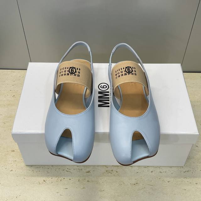 工厂p价p Maison Margiela 马吉拉 2026早春新款平底果冻色女鞋 Mm6字母Logo拼色粗跟鱼嘴露趾后空凉鞋 材质：鞋面进口小牛皮+水染牛皮内