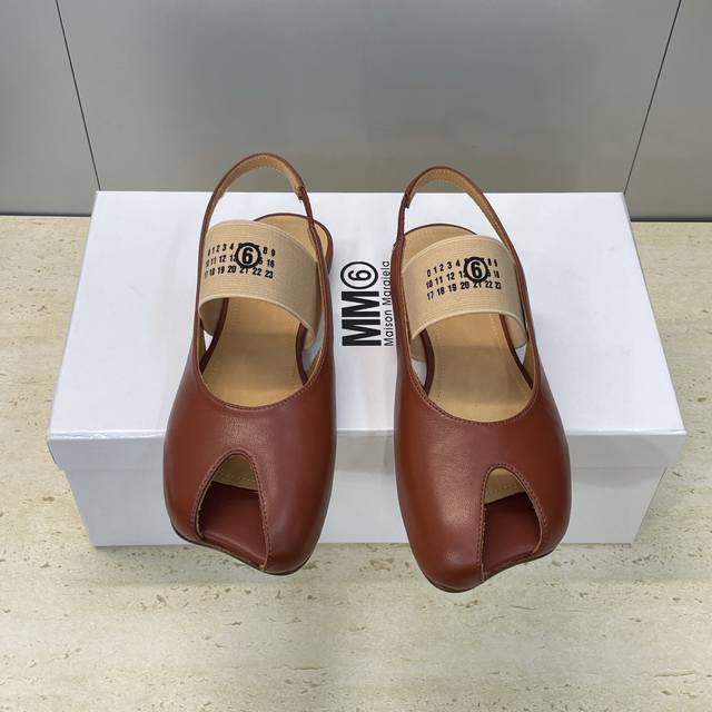 工厂p价p Maison Margiela 马吉拉 2026早春新款平底果冻色女鞋 Mm6字母Logo拼色粗跟鱼嘴露趾后空凉鞋 材质：鞋面进口小牛皮+水染牛皮内