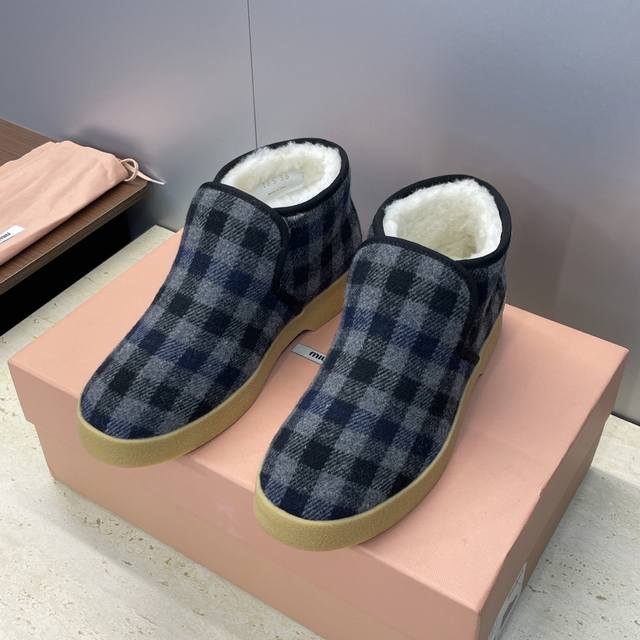 工厂p价p Miumiu 2025秋冬新款羊羔毛防寒保暖高帮女鞋 缪缪字母Logo厚底圆头一脚蹬拼色休闲毛毛鞋 材质：鞋面进口羊猄皮 进口环保毛呢布+羊羔毛内里