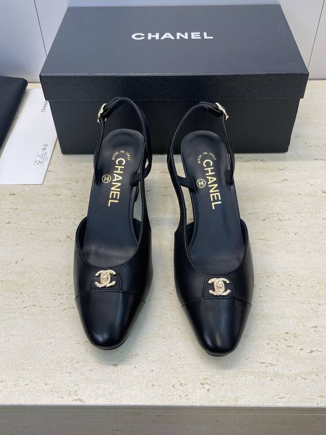 工厂p价p Chanel 香奈儿 2025早秋走秀新款高跟女鞋 小香字母Logo五金扣圆头粗跟拼色侧空女凉鞋 材质：鞋面进口小牛皮+混种羊皮内里+原版开模五金扣