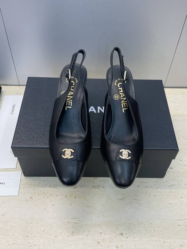 工厂p价p Chanel 香奈儿 2025早秋走秀新款高跟女鞋 小香字母Logo五金扣圆头粗跟拼色后空女凉鞋 材质：鞋面进口小牛皮+混种羊皮内里+原版开模五金扣
