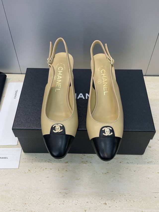工厂p价p Chanel 香奈儿 2025早秋走秀新款高跟女鞋 小香字母Logo五金扣圆头粗跟拼色后空女凉鞋 材质：鞋面进口小牛皮+混种羊皮内里+原版开模五金扣