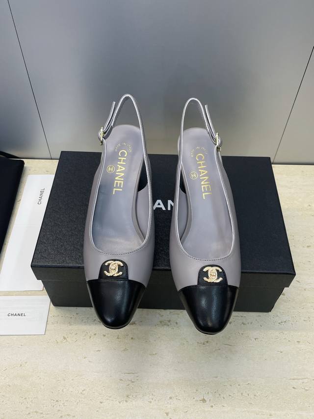 工厂p价p Chanel 香奈儿 2025早秋走秀新款高跟女鞋 小香字母Logo五金扣圆头粗跟拼色后空女凉鞋 材质：鞋面进口小牛皮+混种羊皮内里+原版开模五金扣