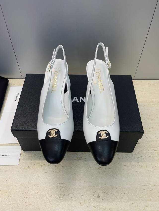 工厂p价p Chanel 香奈儿 2025早秋走秀新款高跟女鞋 小香字母Logo五金扣圆头粗跟拼色后空女凉鞋 材质：鞋面进口小牛皮+混种羊皮内里+原版开模五金扣