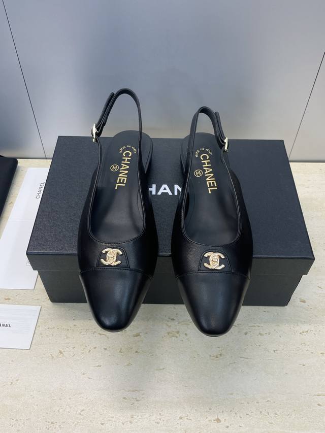 工厂p价p Chanel 香奈儿 2025早秋走秀新款平底女鞋 小香字母Logo五金扣圆头低跟拼色后空女凉鞋 材质：鞋面进口小牛皮+混种羊皮内里+原版开模五金扣