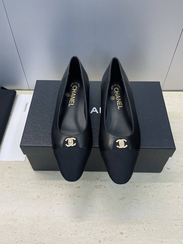 工厂p价p Chanel 香奈儿 2025秋冬走秀新款平底乐福女鞋 小香字母Logo五金扣圆头低跟玛丽珍芭蕾舞拼色女单鞋 材质：鞋面进口小牛皮+混种羊皮内里+原