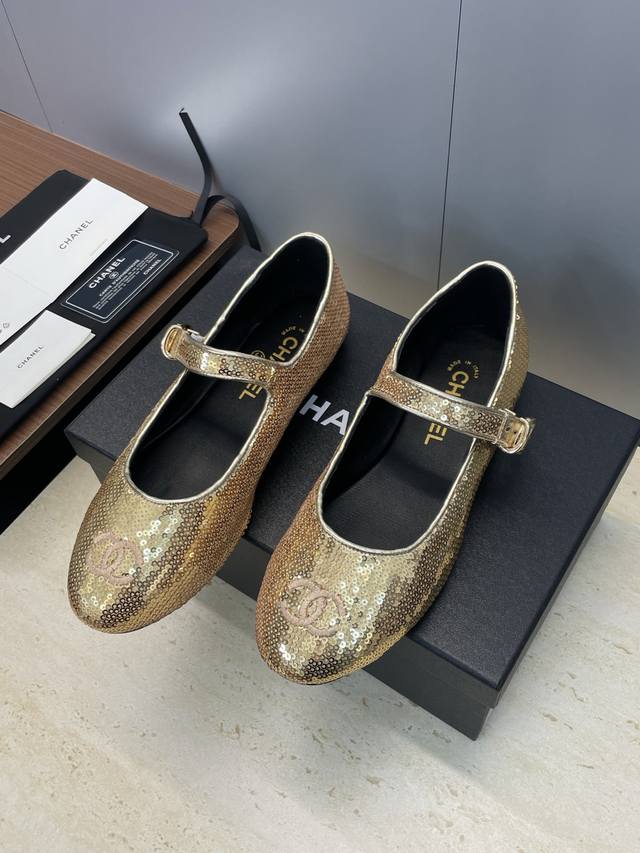 工厂p价p Chanel 香奈儿 2025秋冬走秀新款平底乐福女鞋 小香字母Logo五金扣圆头低跟玛丽珍芭蕾舞女单鞋 材质：鞋面进口环保亮片+混种羊皮内里+原版