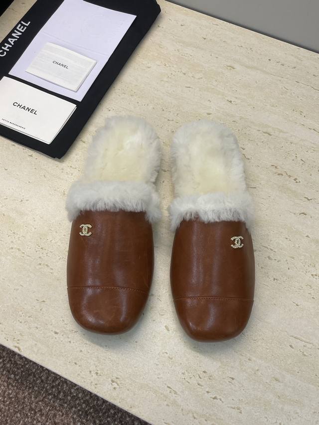 工厂p价p Chanel 香奈儿 2025秋冬新款时尚羊羔毛穆勒女鞋 小香字母Logo五金扣平底圆头拼色防寒保暖女拖鞋 材质:鞋面进口小牛皮+进口羊羔毛内里+意