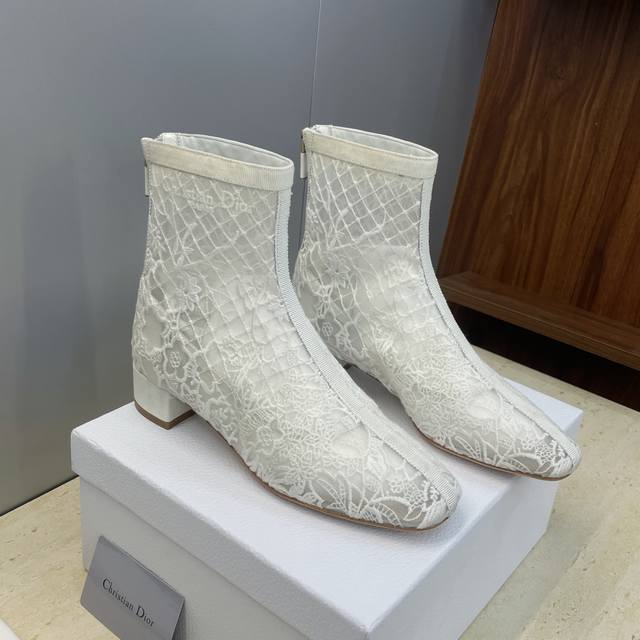 工厂p价p Dior 迪奥2026早春走秀高定系列Naughtily-D女网靴 Cd字母Logo通体提花刺绣优雅及裸凉靴 明星同款粗跟方头后拉链短靴 材质：鞋面