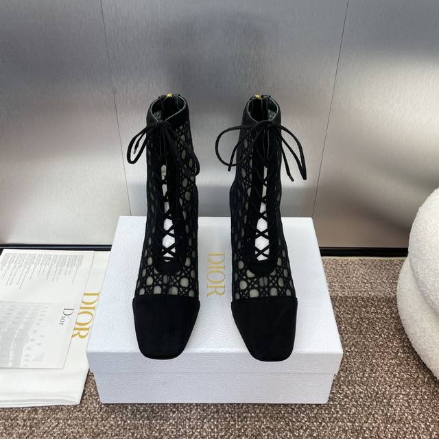 工厂p价p Dior 迪奥 春夏走秀高定系列Naughtily-D女靴 Cd字母Logo 藤格纹通体提花刺绣优雅及裸凉靴 明星同款粗跟方头系带流苏罗马后拉链短靴