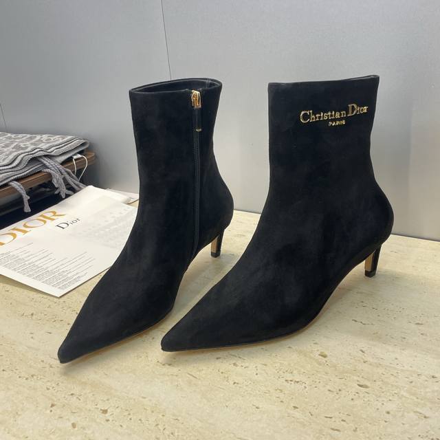 工厂p价p Dior 迪奥2025秋冬新款My-D系列朋克风格中跟尖头侧拉链及裸马丁女短靴 明星同款Cd字母Logo五金扣机车骑士靴 材质：鞋面进口小牛皮 进口