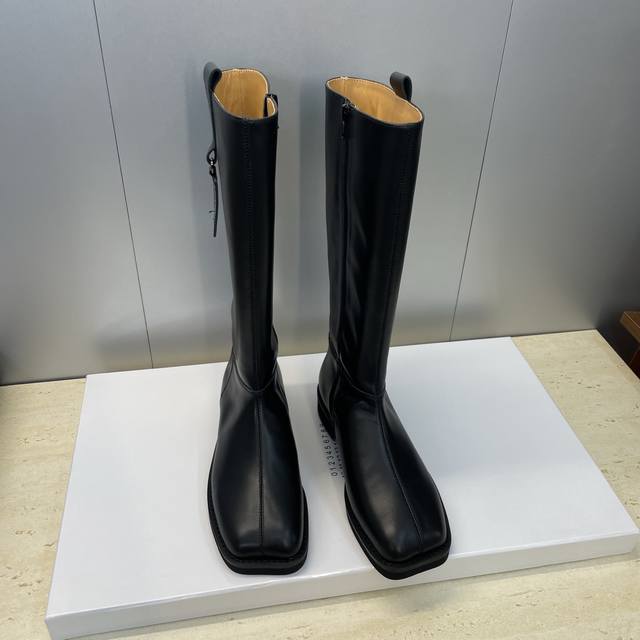 工厂p价p牛皮面p 牛猄面p510 Maison Margiela 马吉拉 2025秋冬新款一脚蹬高筒及膝女长靴 Mm6字母Logo低跟方头机车骑士靴 材质：鞋