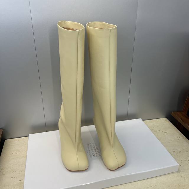 工厂p价p牛皮面p 牛猄面p610 Maison Margiela 马吉拉 2025秋冬新款一脚蹬高筒及膝女长靴 Mm6中跟圆头机车骑士马丁分趾靴 材质：鞋面进
