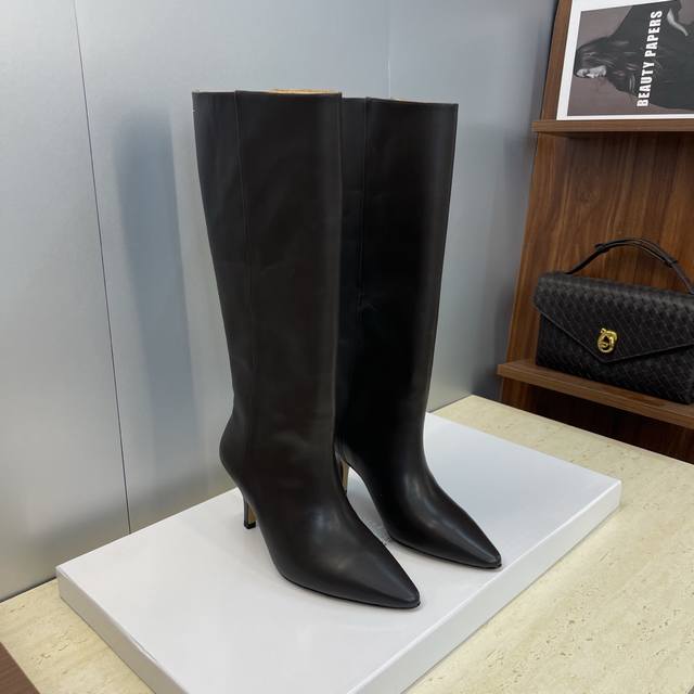 工厂p价p Maison Margiela 马吉拉 2025秋冬新款一脚蹬高筒及膝女长靴 Mm6中跟尖头机车骑士马丁靴 材质：鞋面进口小牛皮+水染牛皮内里+意大