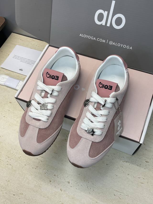 工厂p价p 莞货 代购级 Alo X Jisoo 2025秋冬联名新款高定系列 Sunset Sneaker系带徳训休闲运动鞋 明星同款字母Logo五金扣圆头拼