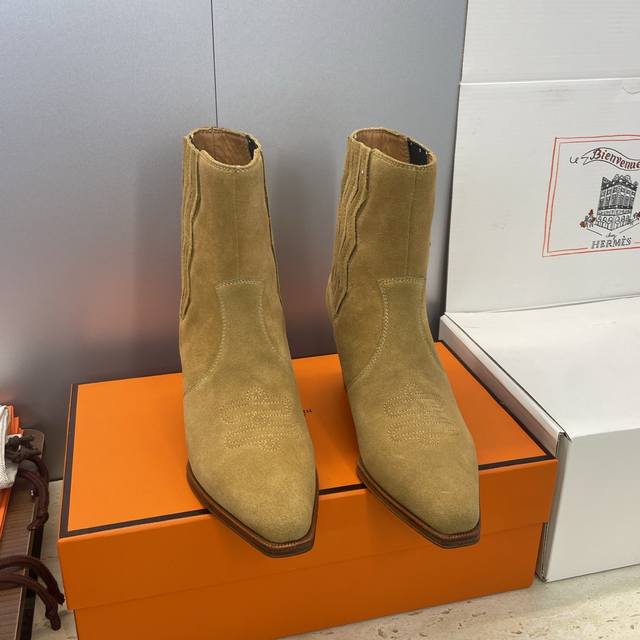 工厂p价p 没配飞机盒 莞货 代购级 爱马仕 Hermes 2025秋冬新款 Lissa 切尔西弹力及裸女短靴 H家字母Logo刺绣图案粗跟尖头拼色机车骑士靴