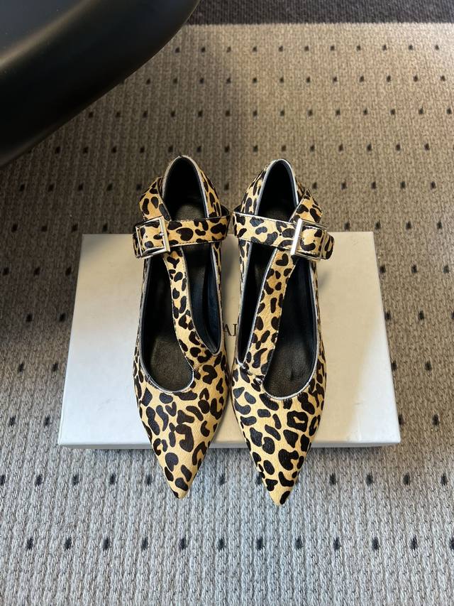 Khait*26Ss尖头一字带金属扣低跟高跟鞋 采用尖头造型，视觉上拉长腿部线条，兼具精致感与气场；搭配玛丽珍一字带+金属扣设计，复古又能固定脚部，提升穿着稳定