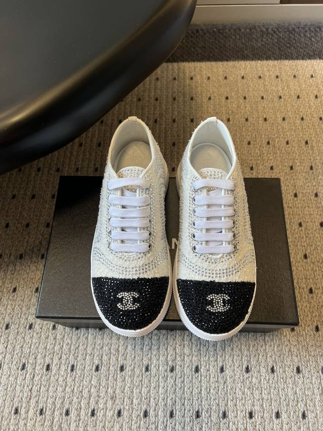 Chane*厚底烫钻拼色绑带运动鞋休闲鞋 鞋面大面积采用水钻镶嵌工艺，钻面排列紧密且闪耀，鞋头与鞋身的拼色部分通过水钻分区打造，工艺精细。延续品牌经典的黑白撞色