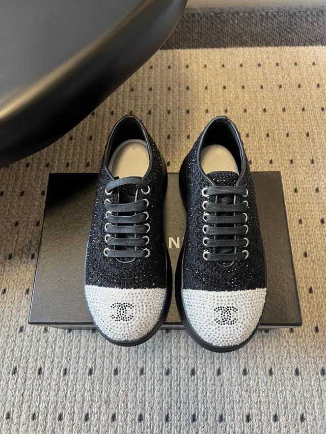 Chane*厚底烫钻拼色绑带运动鞋休闲鞋 鞋面大面积采用水钻镶嵌工艺，钻面排列紧密且闪耀，鞋头与鞋身的拼色部分通过水钻分区打造，工艺精细。延续品牌经典的黑白撞色