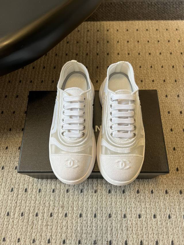 Chane*厚底透气拼色帆布运动鞋 鞋头处嵌有香奈儿经典的双C刺绣Logo，辨识度极高；采用简约的系带款式，搭配圆头廓形，兼具休闲感与品牌经典美学；纯白、黑白拼