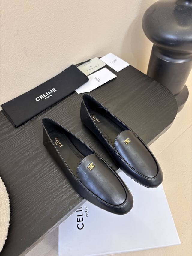 Celine* 新款圆头乐福鞋 小皮鞋 老钱风 简约 舒适不压脚背～ 这款布洛克鞋线条简约设计经典，饰以Celine Logo细节的设计在一众乐福鞋中脱颖而出，