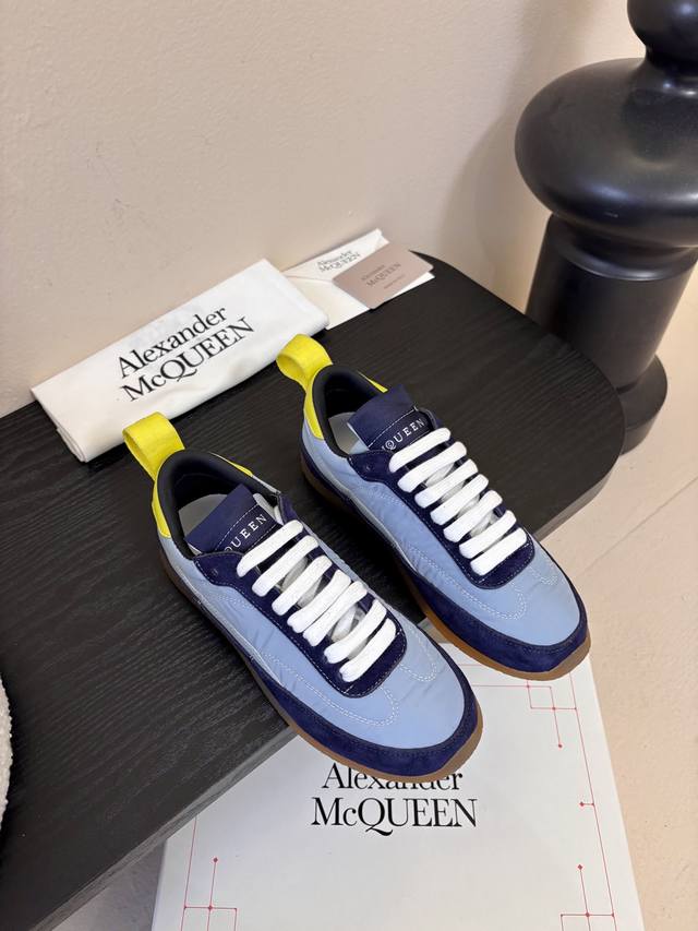 男款10 麦昆这双新鞋 我愿称之为“懒人穿搭王炸”今天逛店一眼被麦昆这双新鞋勾走魂了！奶白拼浅灰麂皮也太温柔了吧，鞋型是那种带点复古的阿甘款，上脚显脚瘦还不挤脚