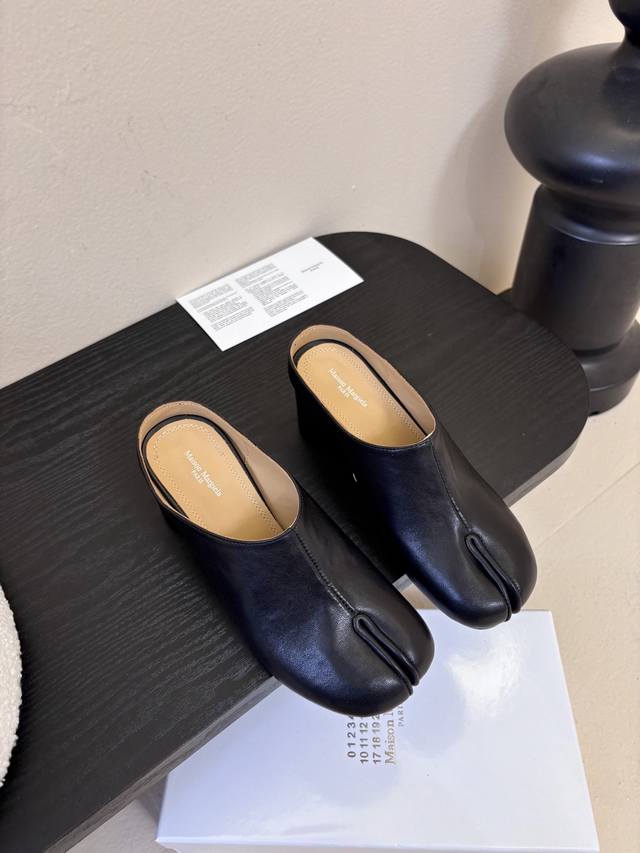 Maison Marginal* Mm6苹果头芭蕾舞凉鞋 马吉拉设计师太有才了 作为设计元素打造鞋品 单鞋干练精致 半拖搭配短裙 性感个性 面料植糅羊面 内里水