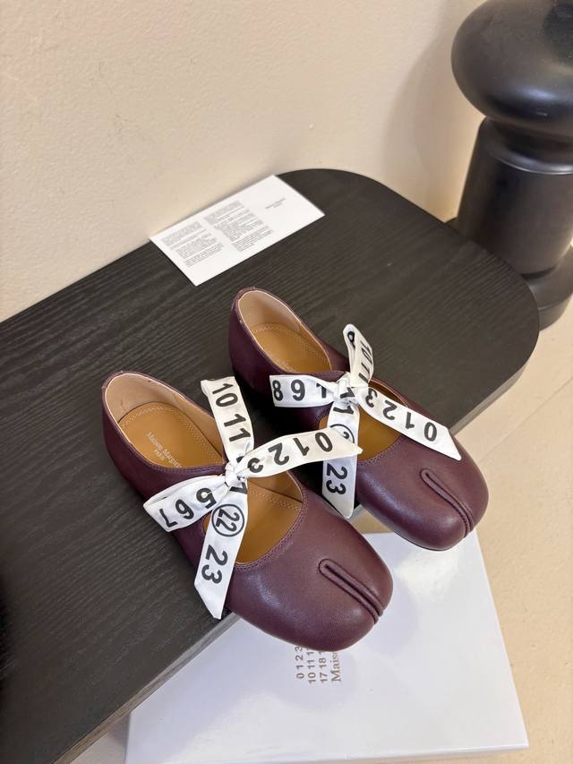 2026 5Maison Margie马吉拉分趾粗跟平底复古玛丽珍娃娃头苹果头芭蕾舞指鱼嘴单鞋棒了的版本 非常不好做！马吉拉分趾鞋又被推到风口啦 小红书发一个爆