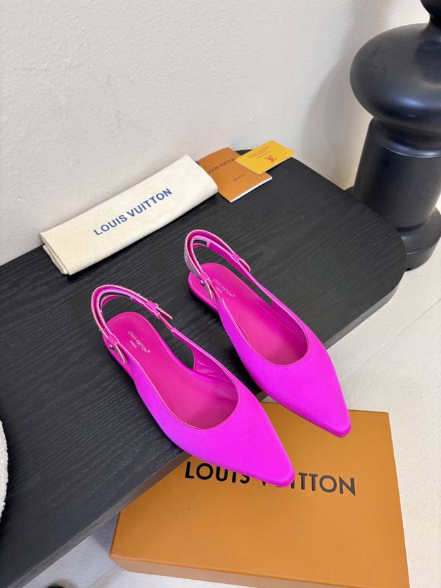 夏季新款 Louis Vuitton 路易威登 Lv Legacy 露跟高跟鞋后空凉鞋尖头猫跟高跟凉鞋 本款 Legacy 露跟高跟鞋以光滑牛皮革延续传统构型设