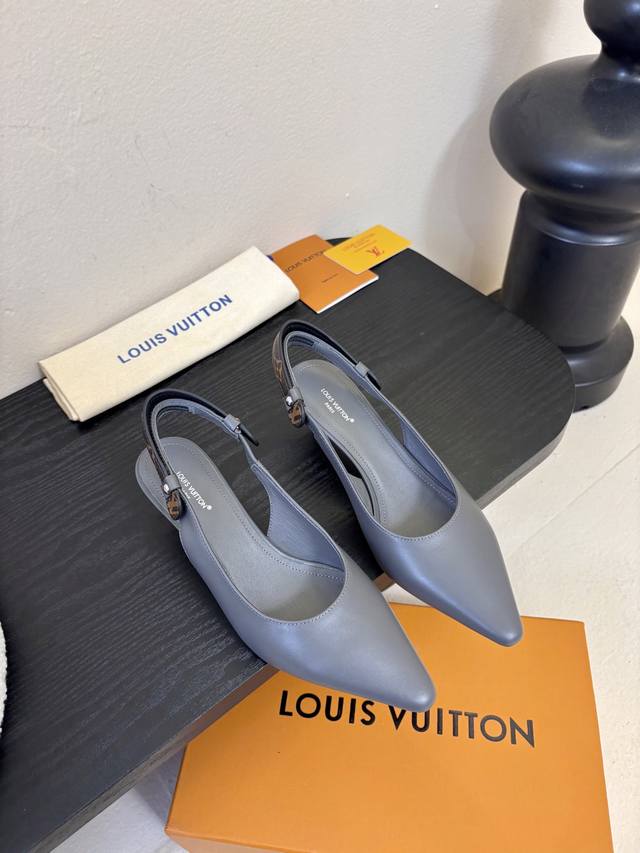 夏季新款 Louis Vuitton 路易威登 Lv Legacy 露跟高跟鞋后空凉鞋尖头猫跟高跟凉鞋 本款 Legacy 露跟高跟鞋以光滑牛皮革延续传统构型设