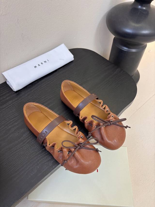 顶级羊皮 310贴皮 我家默认顶级版本 需要贴皮请备注 2026春夏新款 Marni玛尼26Fw 褶皱蝴蝶结芭蕾舞鞋平底玛丽珍单鞋 圆头轮廓、撞色鞋面、棕色蝴蝶