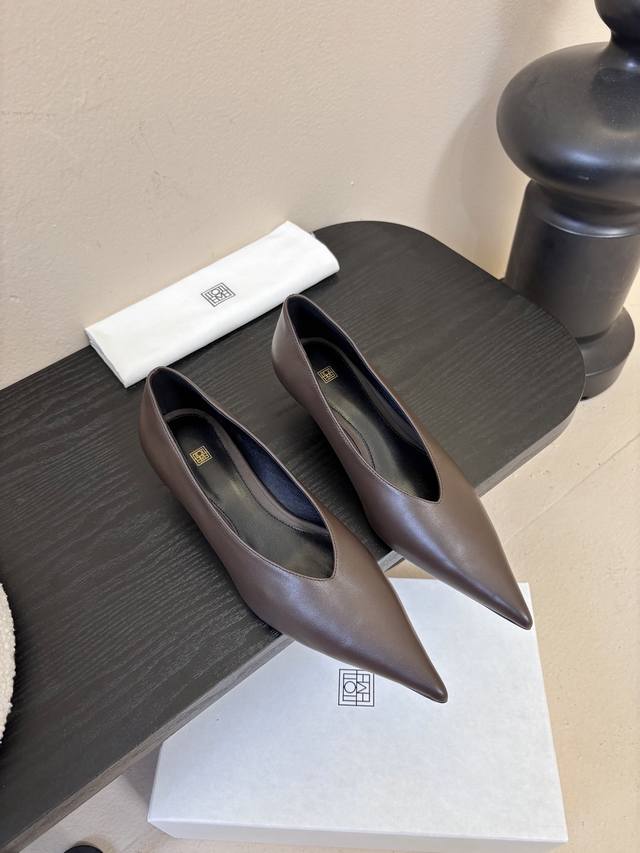 Toteme 25Ss尖头坡跟鞋！ 极简主义风格 复古又高级！ 简约又大气 属于非常耐看的款式！ 鞋面采用进口牛皮 内里采用水染羊皮 意大利进口真皮大底 码数：