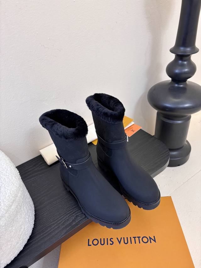 Lv Fw25 New Arrival-～ Lv 25秋冬皮毛一体靴子 鞋面是磨砂牛皮，质地细腻，质感超好！ 靴筒压印老花、很是好看 内里皮毛一体材质！ 不挑脚
