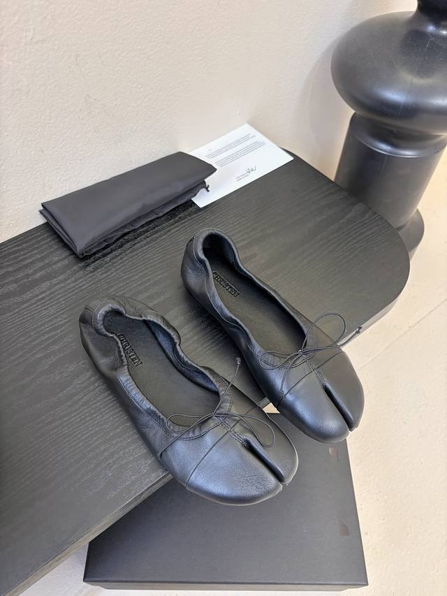 Christe*春夏新品芭蕾平底分趾单鞋 既可以配休闲装，也能搭正式 优雅造型，适配多种穿搭场景。用优质皮革，鞋身简约，玛丽珍款式+后绊带，鞋带上带有品牌标识，