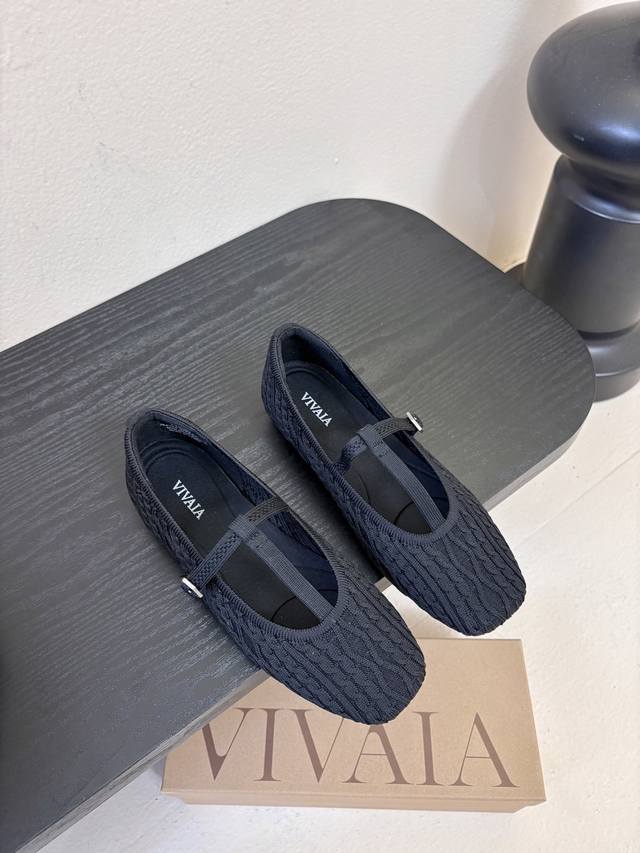 Vivai*25Ss 针织风平底鞋玛丽珍鞋单鞋 用针织面料，鞋面有麻花纹理，轻便又有弹性，脚感像穿袜子一样贴合，同时兼顾透气度。方头+系带元素，甜中带点休闲感，