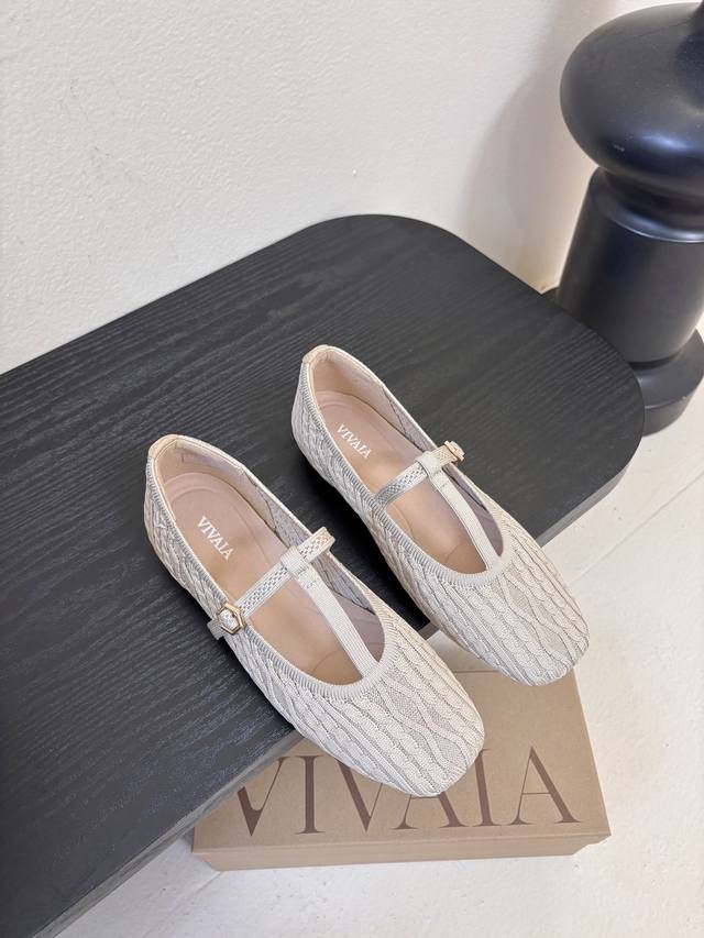 Vivai*25Ss 针织风平底鞋玛丽珍鞋单鞋 用针织面料，鞋面有麻花纹理，轻便又有弹性，脚感像穿袜子一样贴合，同时兼顾透气度。方头+系带元素，甜中带点休闲感，