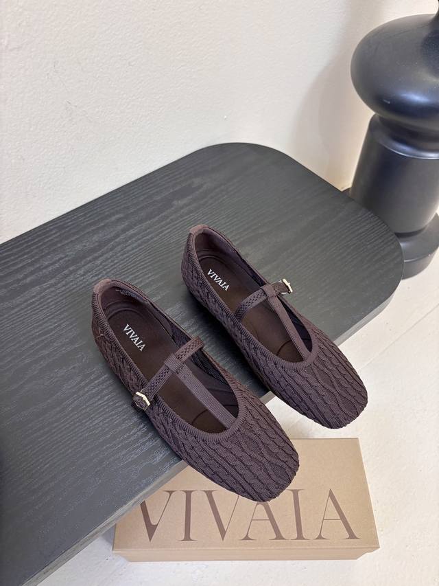 Vivai*25Ss 针织风平底鞋玛丽珍鞋单鞋 用针织面料，鞋面有麻花纹理，轻便又有弹性，脚感像穿袜子一样贴合，同时兼顾透气度。方头+系带元素，甜中带点休闲感，