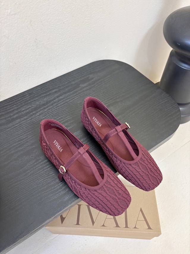 Vivai*25Ss 针织风平底鞋玛丽珍鞋单鞋 用针织面料，鞋面有麻花纹理，轻便又有弹性，脚感像穿袜子一样贴合，同时兼顾透气度。方头+系带元素，甜中带点休闲感，