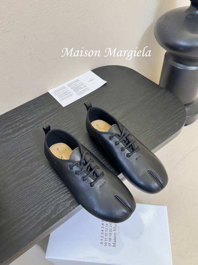 顶级 Maison Margie*马吉拉分趾粗跟平底复古玛丽珍系带分趾鞋 太棒了的版本 非常不好做！马吉拉分趾鞋又被推到风口啦 小红书发一个爆一个！性感酷辣女孩