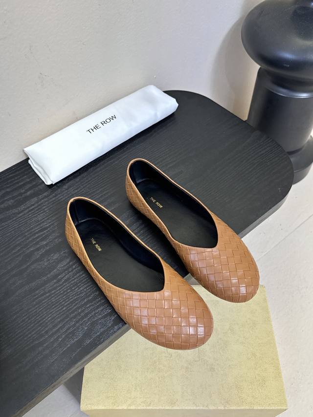 The Ro*26早春新款玛丽珍平底单鞋跳舞鞋奶奶鞋！很少会看到一款跳舞鞋会做到这么精细、而且对脚的包容性特别强，把脚型修饰得妥妥的，又不失独特韵味，上脚方便便