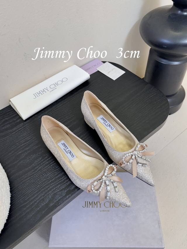 3公分 Jimmy Choo 将圆润光泽镶嵌于足尖 为你的穿搭映亮魅力，璀璨每刻 莹润动人，轻易动心 Jimmy Choo 系列 纤彩绽放，映亮每日风采 面料：