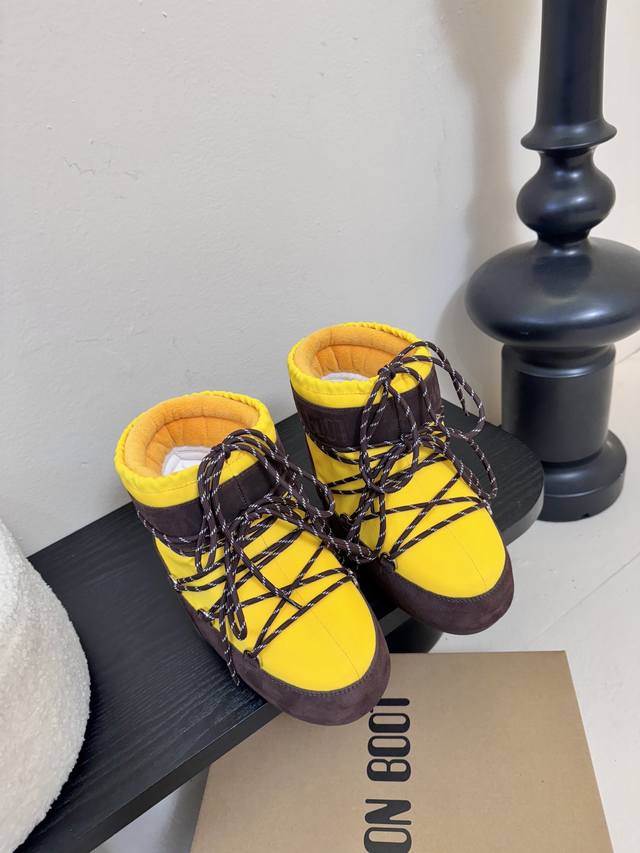 Moonboot这月亮雪地靴很出圈吗？ 去年这靴子看到好多辣妹子在穿搭配都是1.7的即视感！巨显腿长那种！超显腿细的 好特别的脚感，感觉不像在穿鞋子！就是穿上有