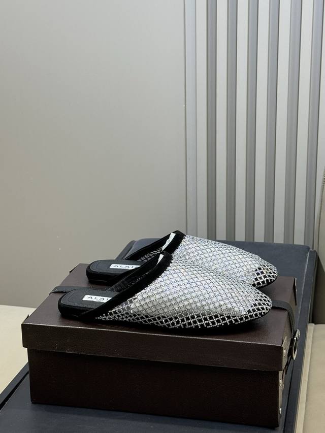 单 拖400 Alaia 26C New Arrival～渔网系列 爆单品，时下流行审美。不过应该就今年吧，这牌子过了今年应该没戏，所以趁着有热度，赶紧时髦一把