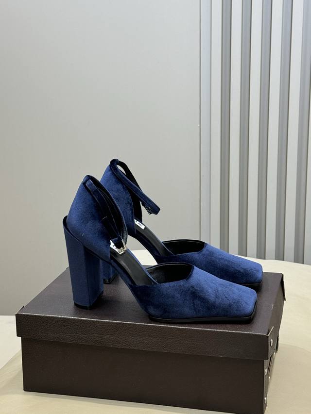 Alaia 26Ss早春新款粗跟高跟鞋 经典方头+粗跟结构 优雅又稳当，长时间穿也不累 后绊带扣方便调节 穿着更贴合 搭配裙装或裤装都很法式复古风 Size:3