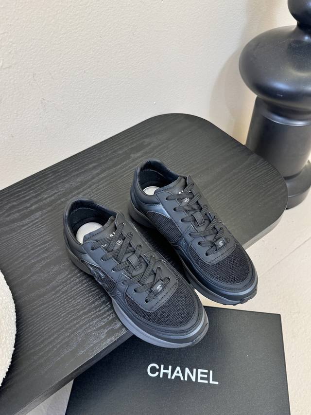 Chane* 百搭运动鞋德训鞋 鞋舌处清晰印有“”字样与双C Logo，强化品牌辨识度。以银色为主调，搭配白色鞋带和黑色鞋头 鞋边，形成经典且时尚的色彩对比，细