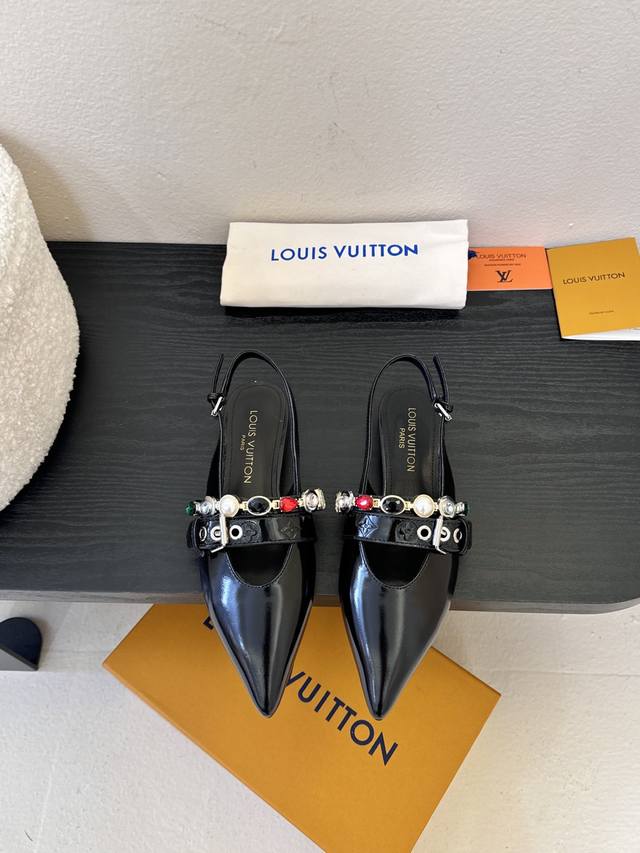 夏季新款 Louis Vuitton 路易威登 Lv Legacy 露跟高跟鞋后空凉鞋尖头猫跟高跟凉鞋 本款 Legacy 露跟高跟鞋以光滑牛皮革延续传统构型设
